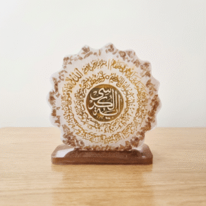 A decorative lunis resin plaque featuring gold Arabic calligraphy of Ayatul Kursi, elegantly displayed on a stand.