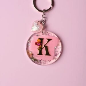 This Lunis resin art keychain stands out with stylish personalization and shimmering details, making it a trendy accessory or gift.
